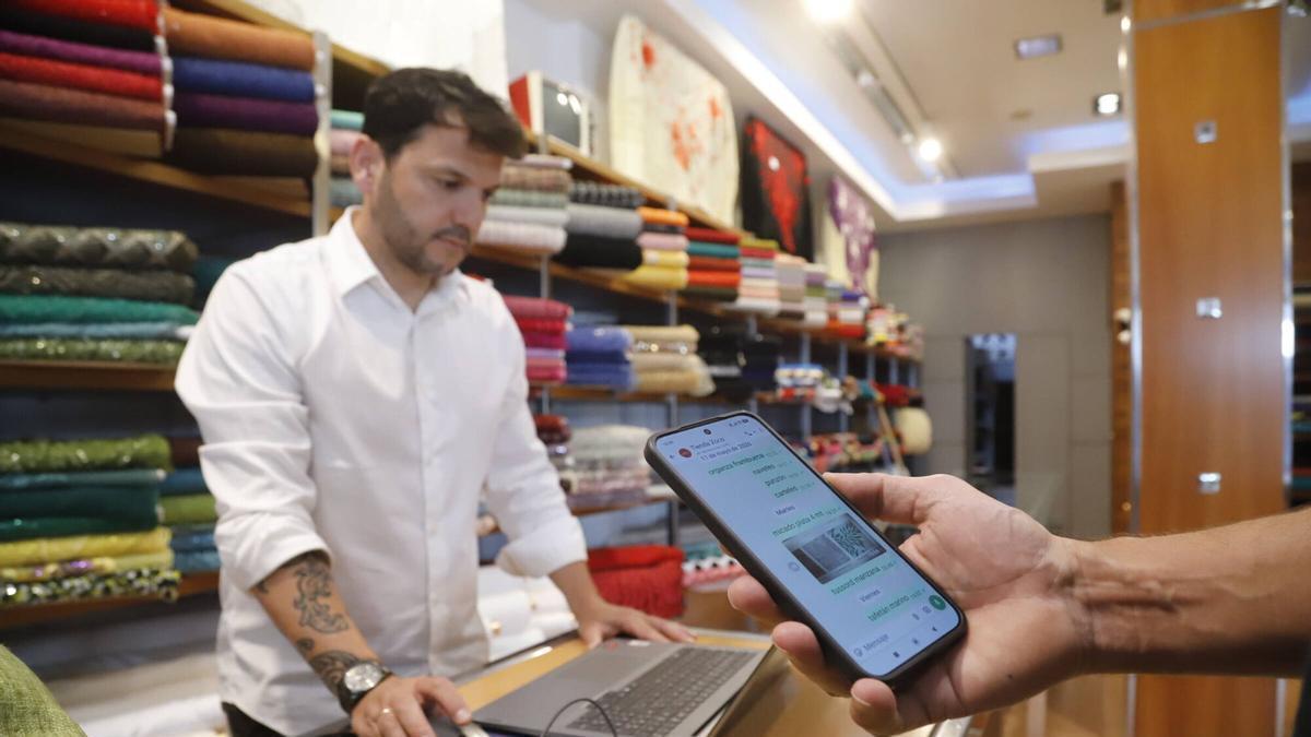 Una persona paga con un Bizum como hasta ahora se hacía en un comercio de Córdoba.