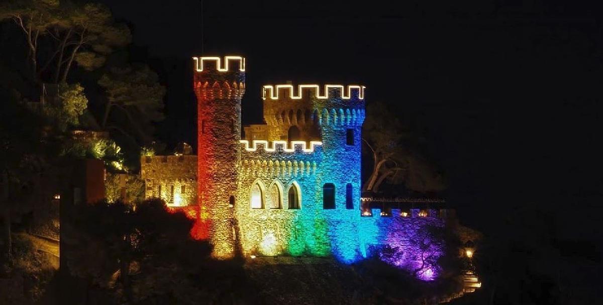 El Castell de Lloret, tenyit amb els colors de la bandera LGTBI+