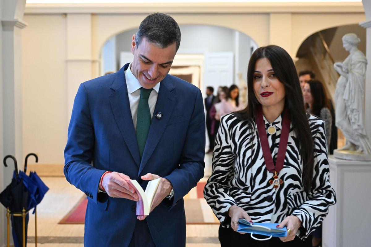 El presidente del Gobierno, Pedro Sánchez, preside el acto de entrega de la Encomienda de la Orden Civil de Alfonso X el Sabio a la divulgadora Noah Higón, en el Palacio de la Moncloa, a 13 de febrero de 2026, en Madrid (España). La activista valenciana Noah Higón ha recibido la medalla en reconocimiento por su defensa de la sanidad pública y la investigación al convertirse en un referente en la lucha contra las enfermedades raras. 13 FEBRERO 2026 Pool Moncloa/Borja Puig de la Bellacasa 13/02/2026. Pedro Sánchez;Noah Higón;Pool Moncloa/Borja Puig de la Bellacasa;