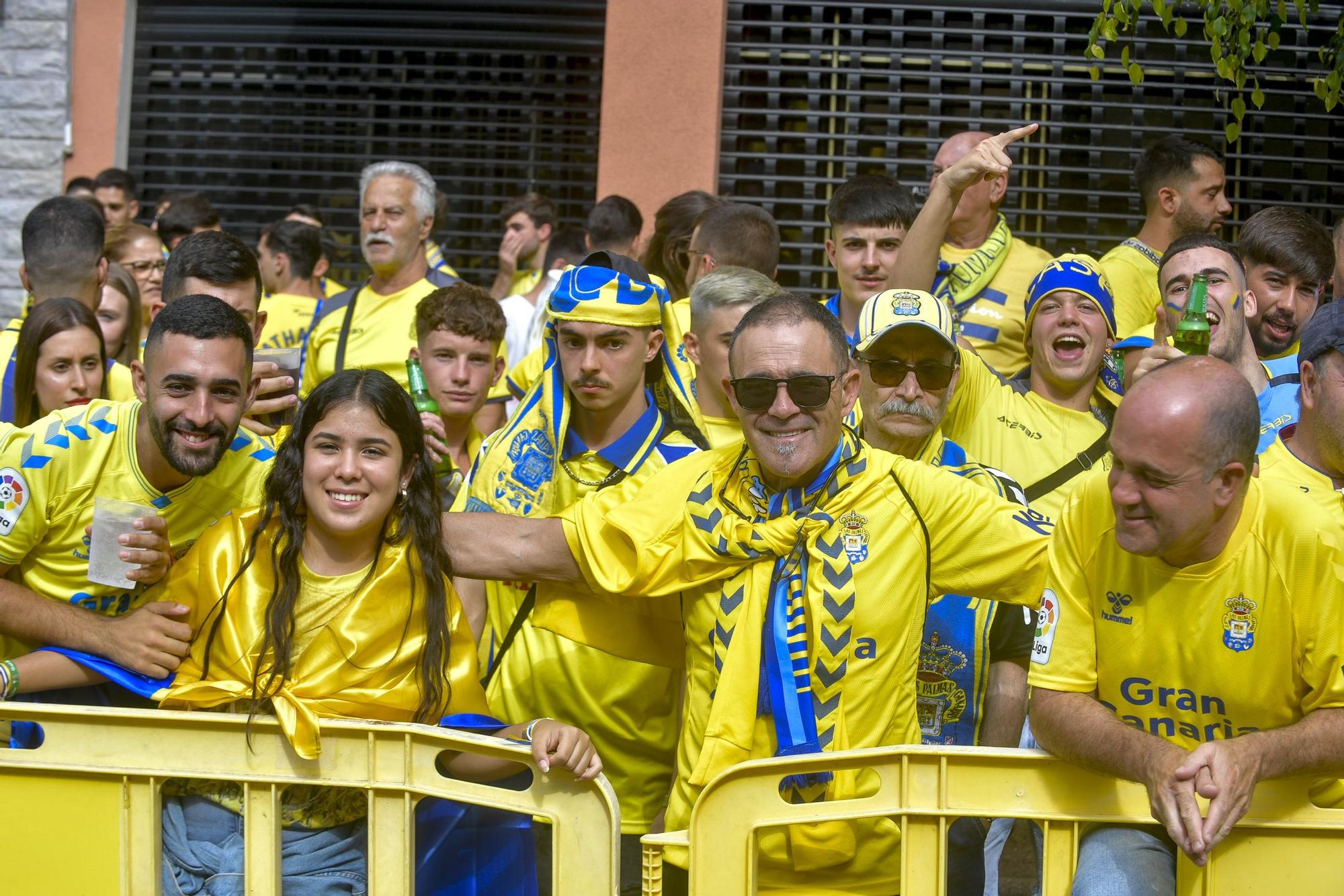 La afición recibe a la guagua de la UD Las Palmas en Fondos de Segura