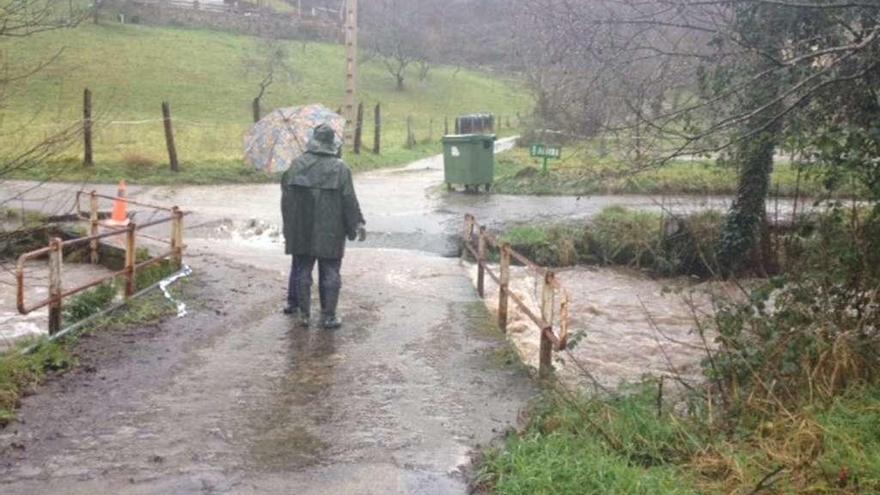 Un vecino, encima del puente, el domingo, en Villa.