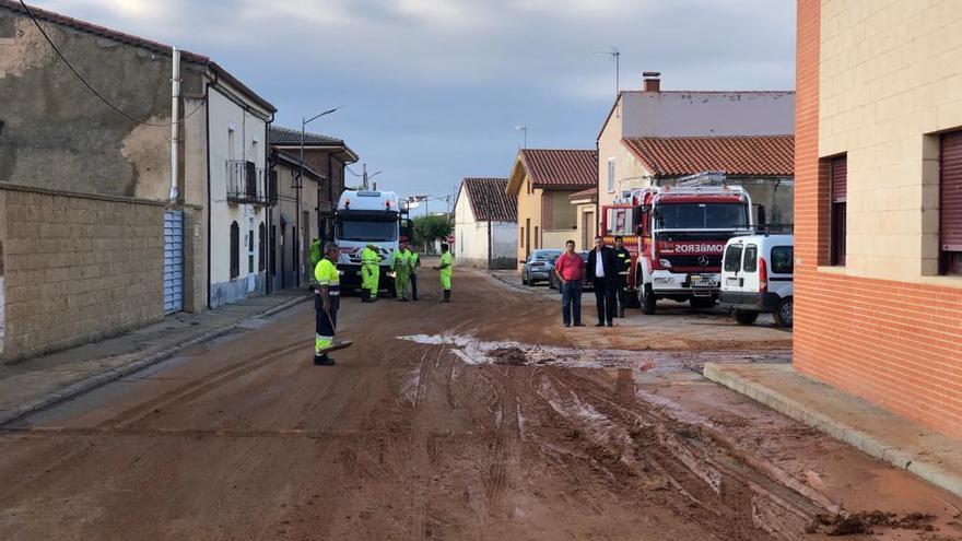 Las labores de limpieza esta mañana en Roales.