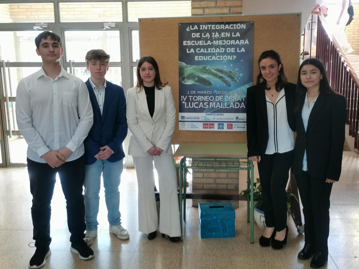 Equipo ganador del IV Torneo de Debate Lucas Mallada