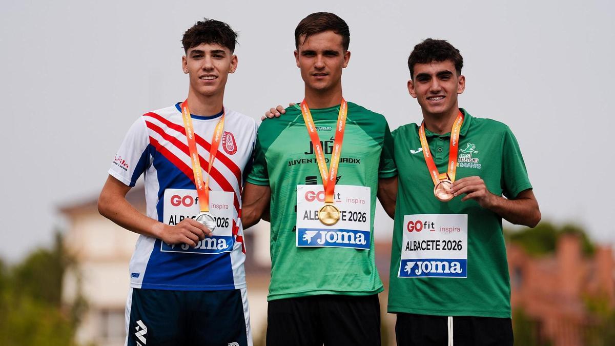 Eloi Antón, a l'esquerra, de l'Avinent, ha aconseguit la plata en els 5.000 metres marxa