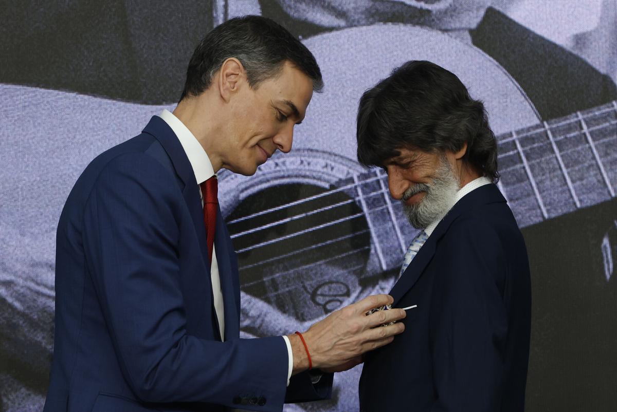 MADRID, 21/02/2026.- El presidente del Gobierno, Pedro Sánchez (i), condecora al guitarrista Emilio Fernández de los Santos "Caracafé", durante el acto de homenaje al pueblo gitano, celebrado este sábado en La Moncloa, para celebrar su aportación a la sociedad y cultura españolas, con motivo del 600 aniversario de la llegada del pueblo gitano a España. EFE/ J.J. Guillen
