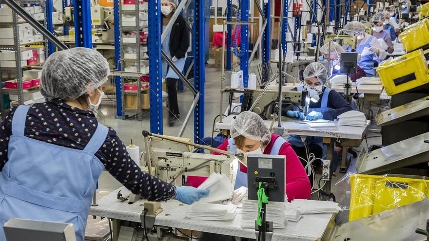 Trabajadoras de Marie Claire fabrican mascarillas, en una imagen de archivo.