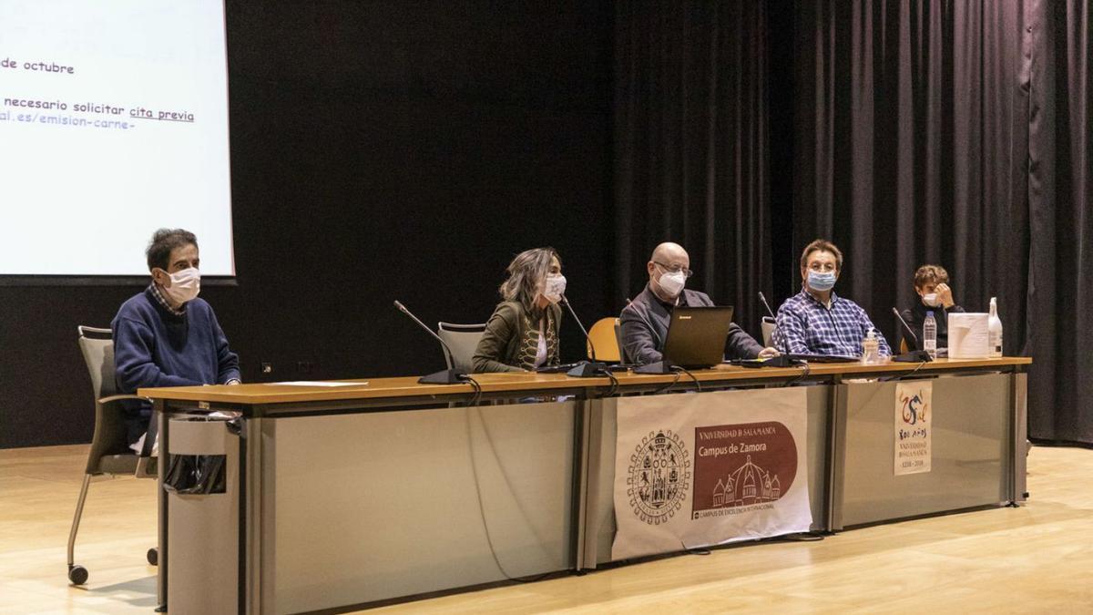 El director de Magisterio en el Campus Viriato Francisco Cuadrado (centro), durante una jornada.