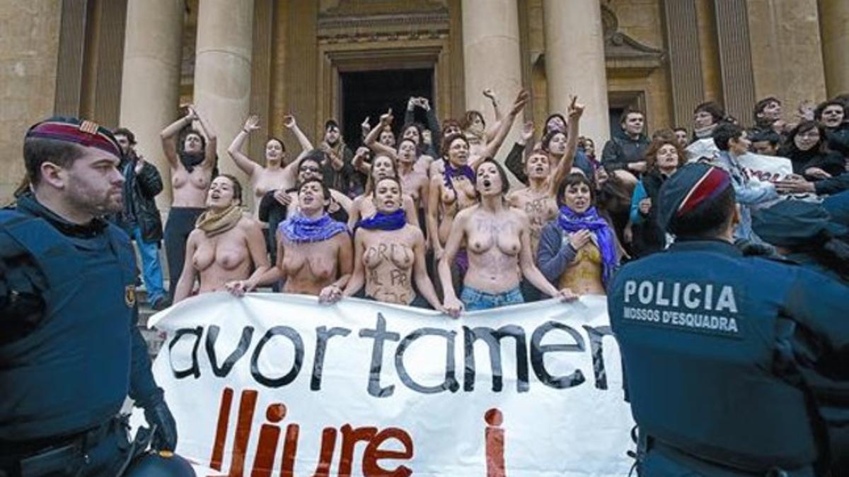 Manifestantes feministas protestan contra una concentración de antiabortistas en Barcelona, en el 2010.