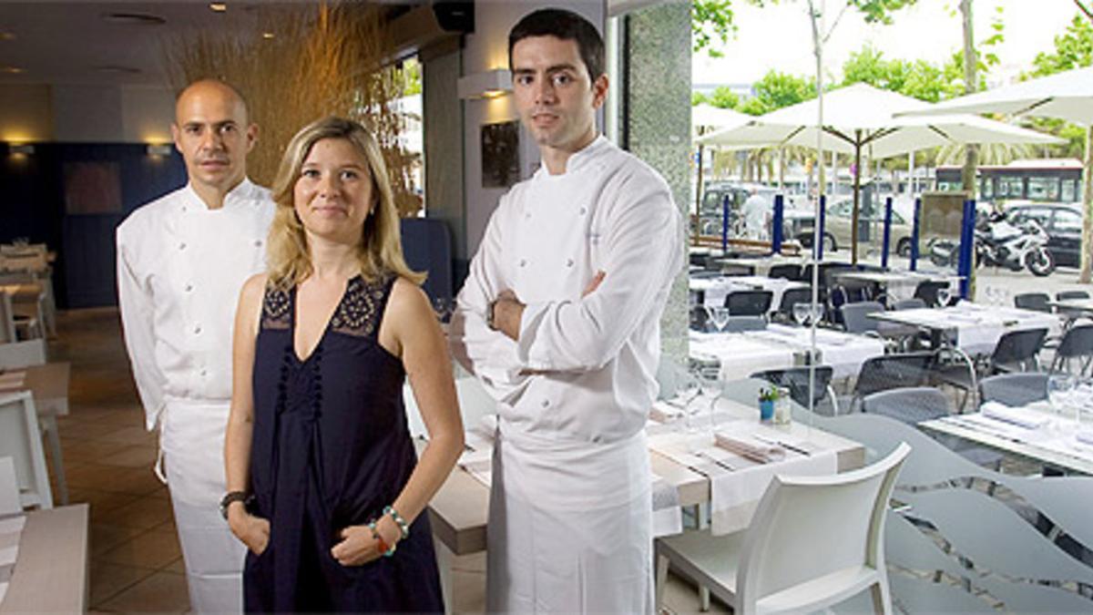 De izquierda a derecha, Marc Singla, Marta Cid y Albert Enrich, en el comedor de La Mar Salada. Foto: JOAN CORTADELLAS