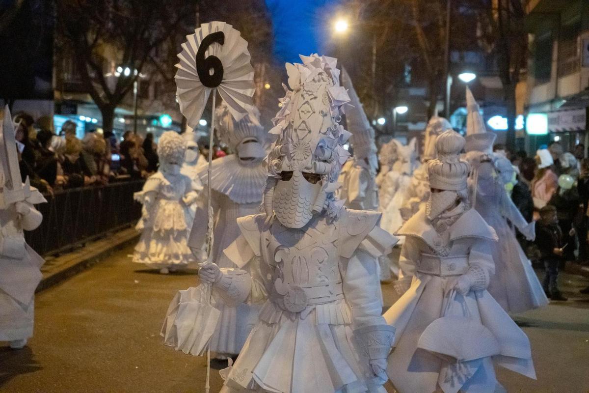 Fíjate en los detalles del vestuario.