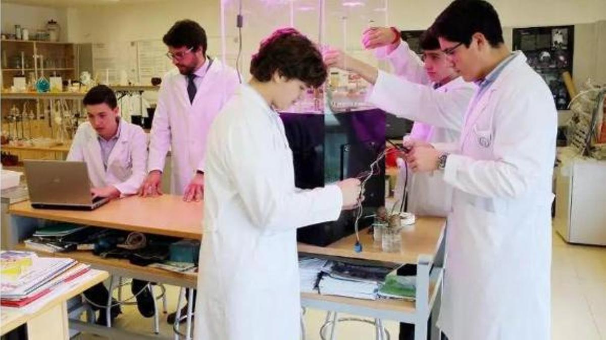 Alumnos de Vigo en el laboratorio.