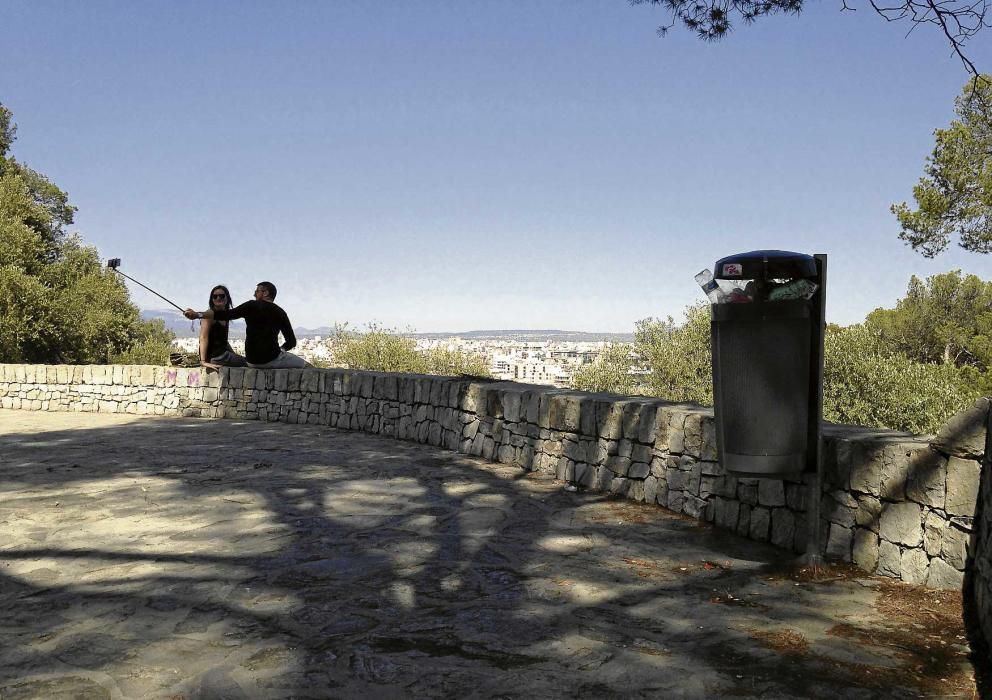 Basura en el castillo de Bellver