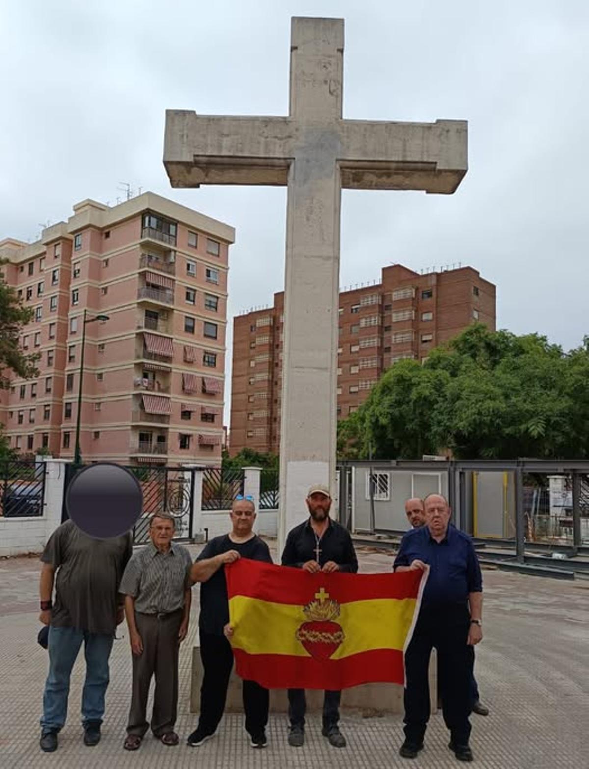 Un momento del homenaje junto al lábaro.