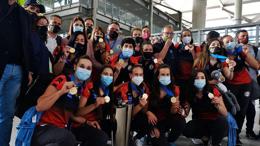 Las «panteras» del Rincón Fertilidad Málaga fueron recibidas por un importante número de incondicionales en el aeropuerto.