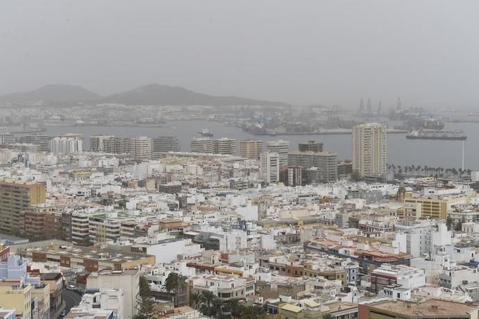 24-02-20 LAS PALMAS DE GRAN CANARIA. DIFERNETES LUGARES. LAS PALMAS DE GRAN CANARIA. METEOROLOGIA. Calima.    Fotos: Juan Castro.