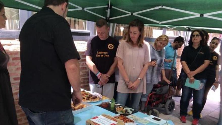 La alcaldesa deegustando algunas de las tapas que se presentarán en la feria.