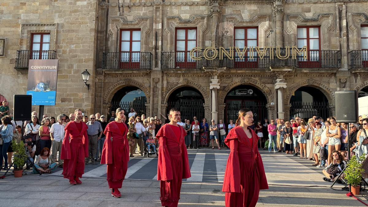 Los bailarines junto al público en la Plaza del Marqués