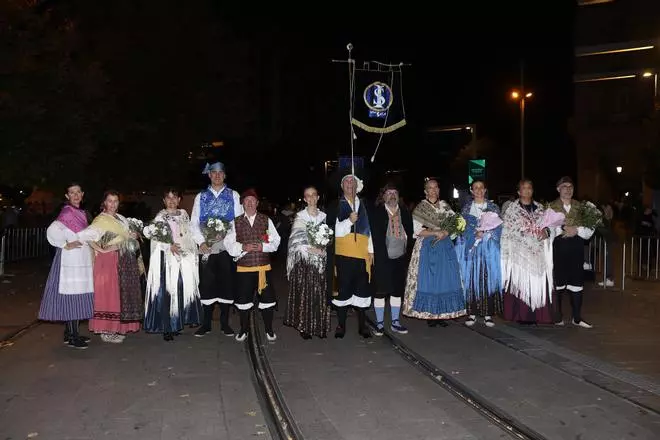 Busca la foto de tu grupo en la Ofrenda de Flores 2025 por la noche