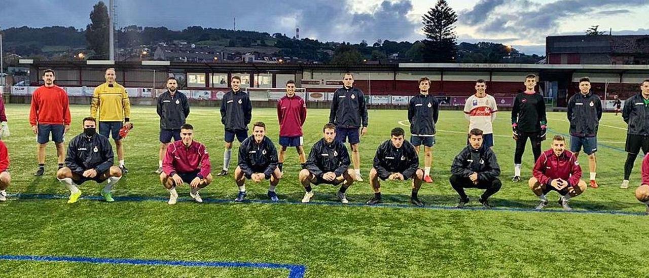 La plantilla del Gijón Industrial posa guardando la distancia de seguridad en el entrenamiento de ayer.