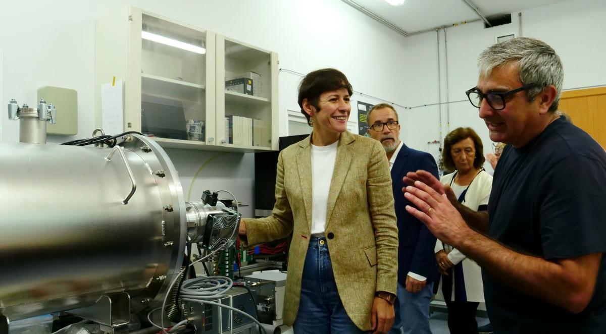 Ana Pontón en su visita al Instituto Galego de Física de Altas Enerxías