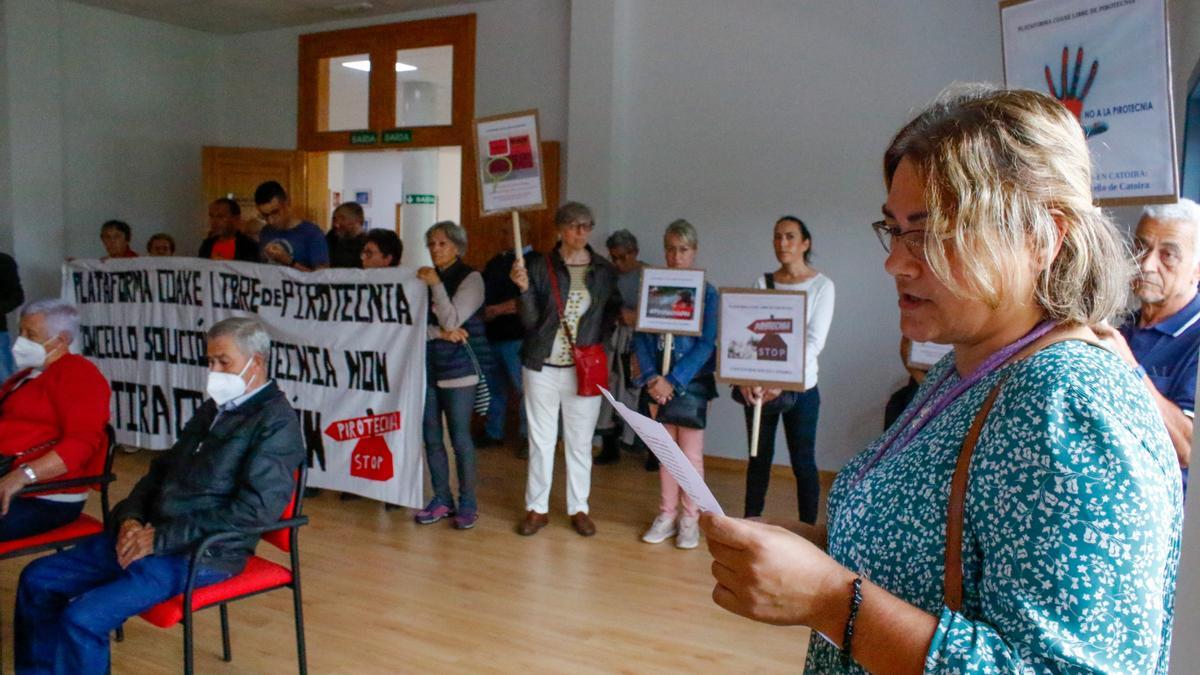 La portavoz de la plataforma vecinal, durante el pleno.