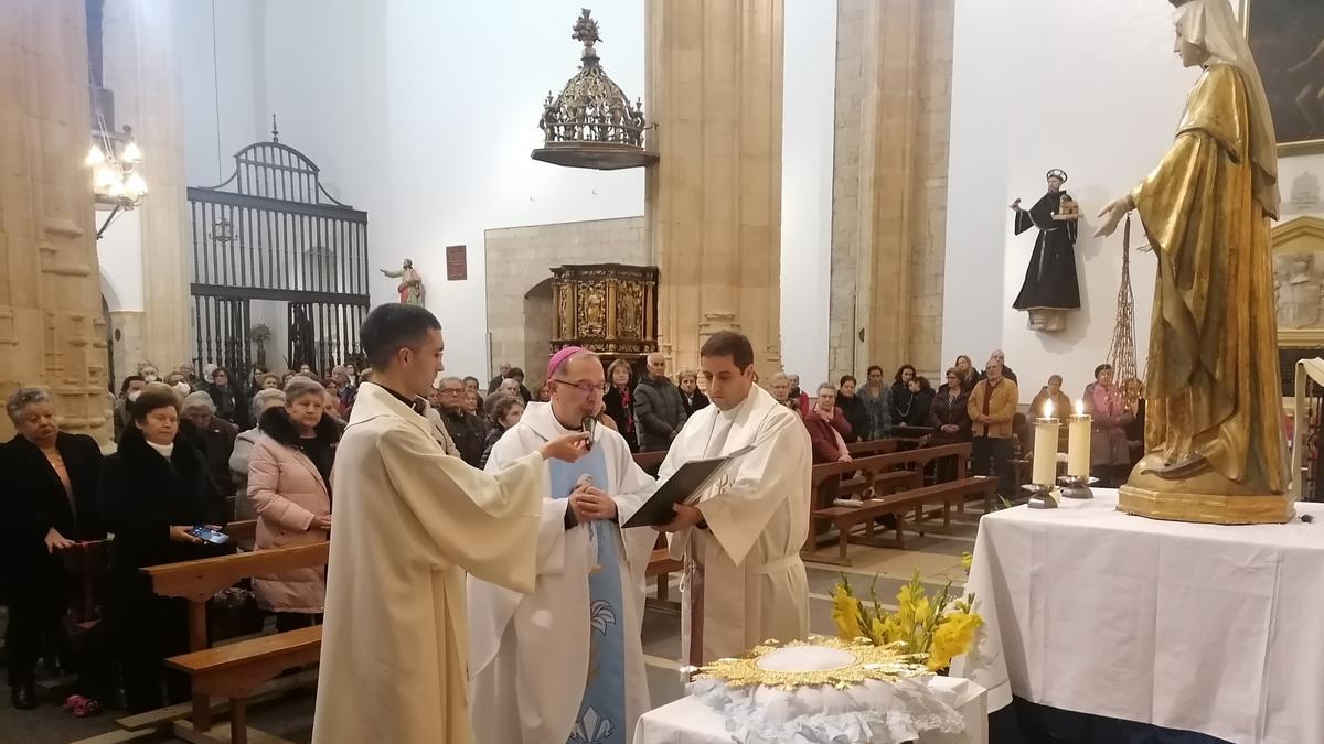 Valera (centro) y los párrocos de Toro bendicen la nueva corona de la Virgen