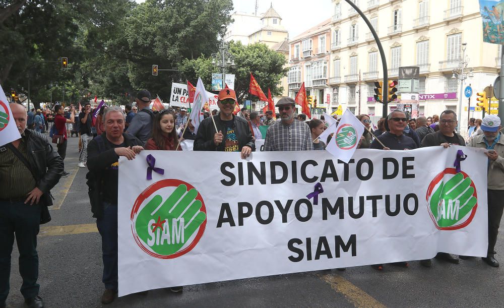 Miles de personas participan en la marcha convocada por los sindicatos para este martes, Día Internacional del Trabajo