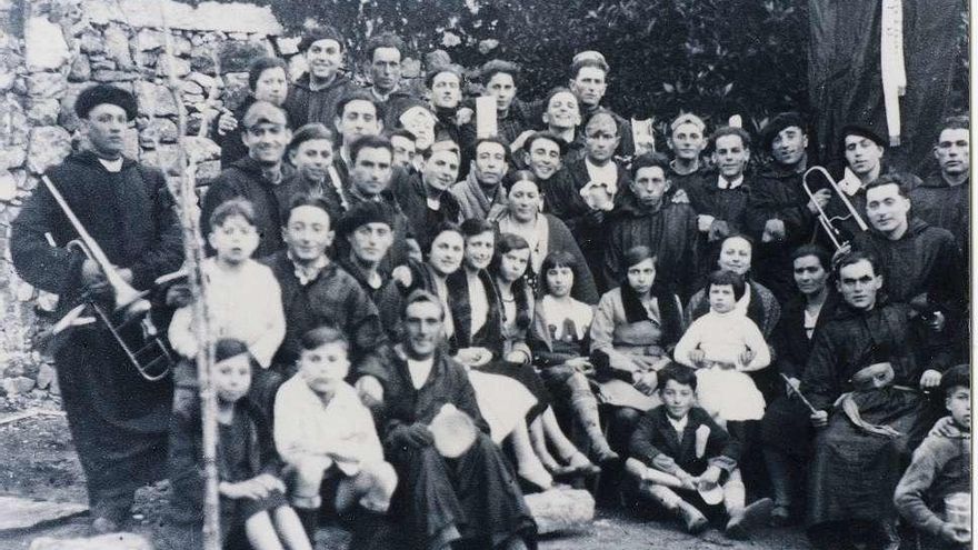 Comparsa los Capuchones preparada polo Mestre Tenreiro no Entroido de Darbo, no ano1935.