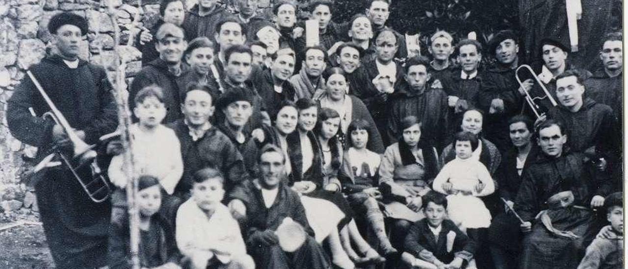 Comparsa los Capuchones preparada polo Mestre Tenreiro no Entroido de Darbo, no ano1935.