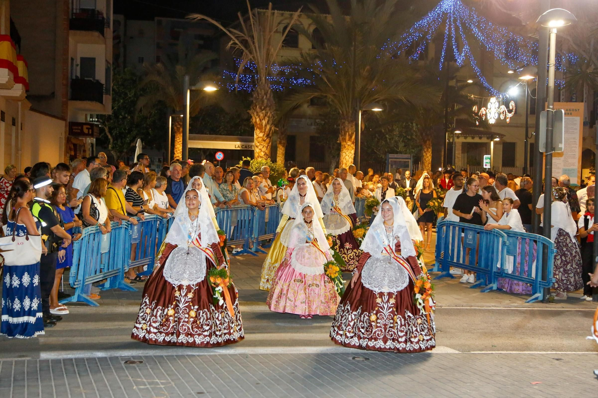 Las mejores imágenes en la Ofrenda al Cristo de la Paz de Sant Joan