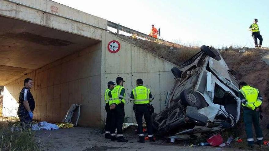 Estado en el que quedó la furgoneta tras caer del puente. // Efe