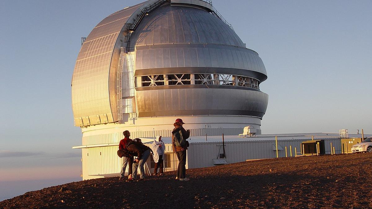 Telescopio Gemini Norte al atardecer, en el momento en que está abierto.