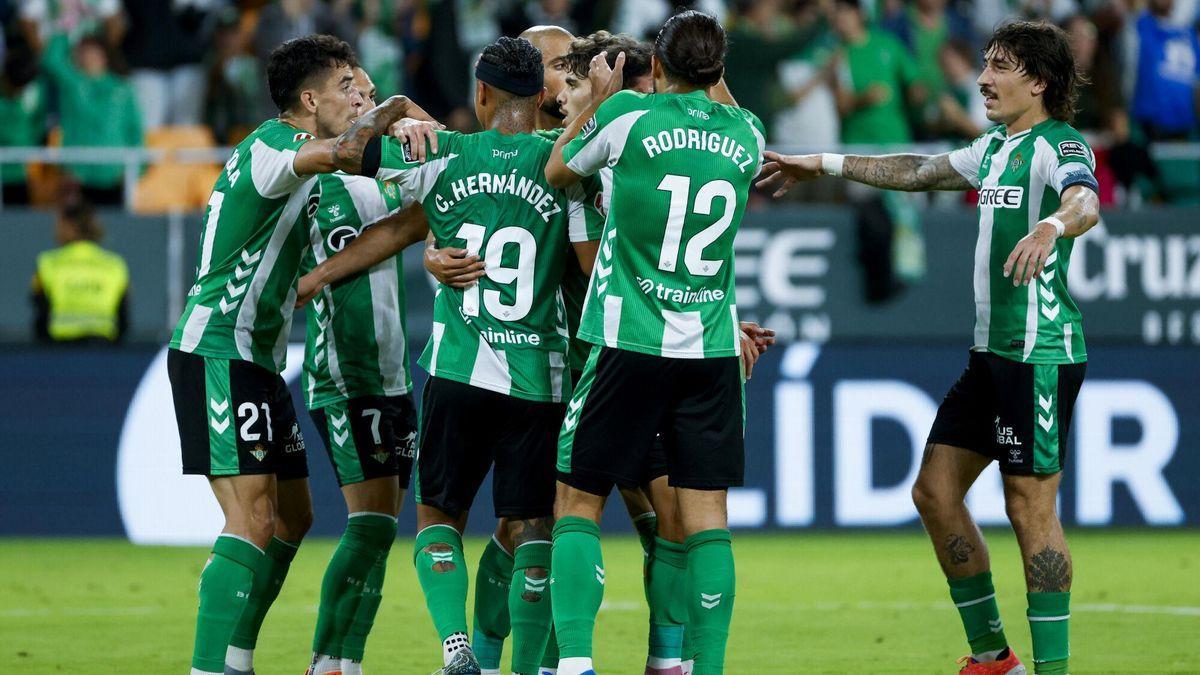 Los jugadores del Betis celebran el primer gol del equipo bético durante el encuentro correspondiente a la jornada 7 de Laliga EA Sports que disputan hoy domingo Betis y Osasuna en el estadio de La Cartuja.