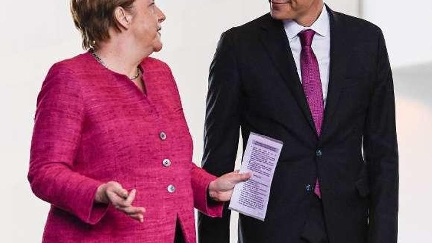 Merkel y Sánchez se dirigen a su rueda de prensa conjunta. // Efe