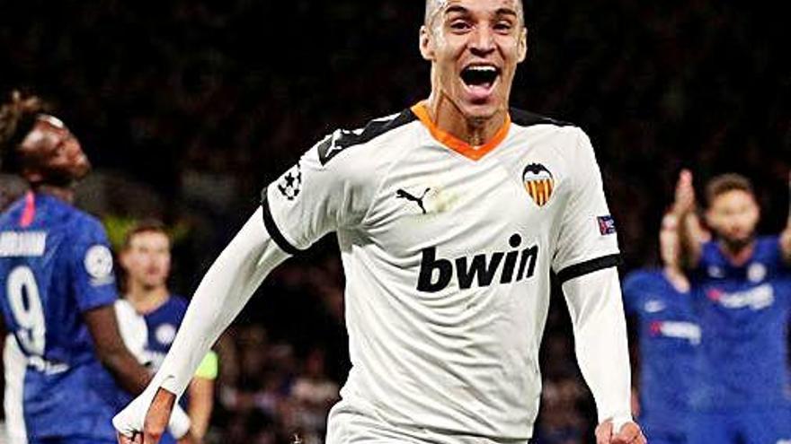 Rodrigo celebrant un gol amb el València
