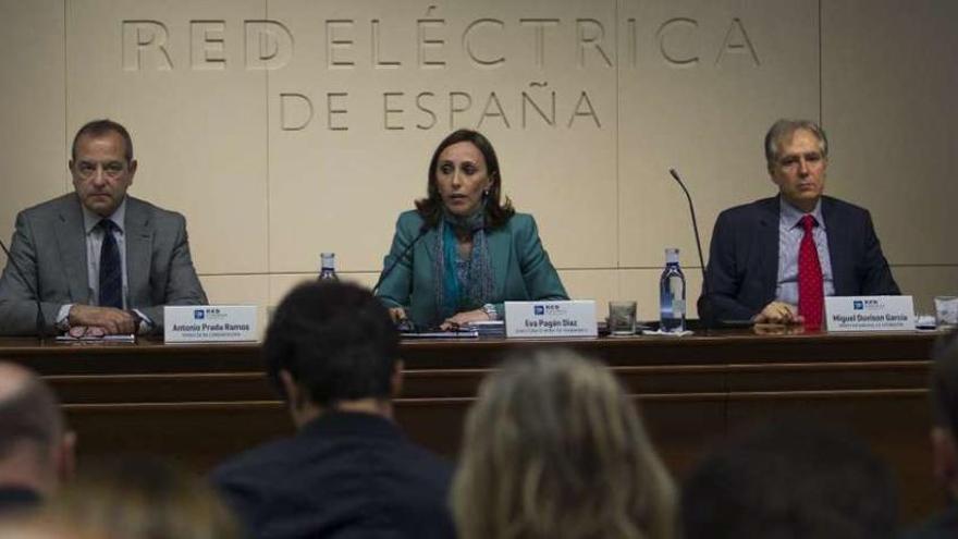 El director de comunicación de REE, Antonio Prada, Eva Pagán y Miguel Duvisón, ayer, en Madrid.