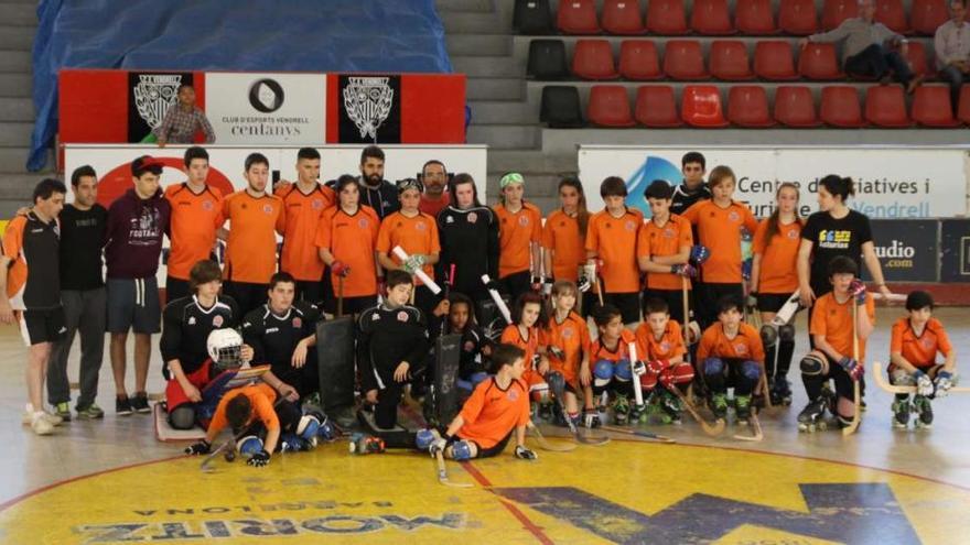 Los jugadores de los diferentes equipos del Hockey Club Cambre, en su visita a Reus. / la opinión