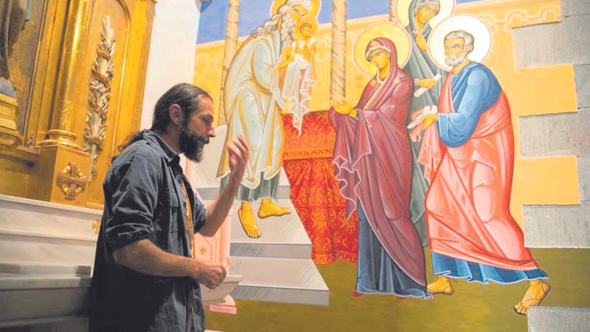 El pintor Juan Carlos Osuna està elaborant quatre murals d'estil bizantí