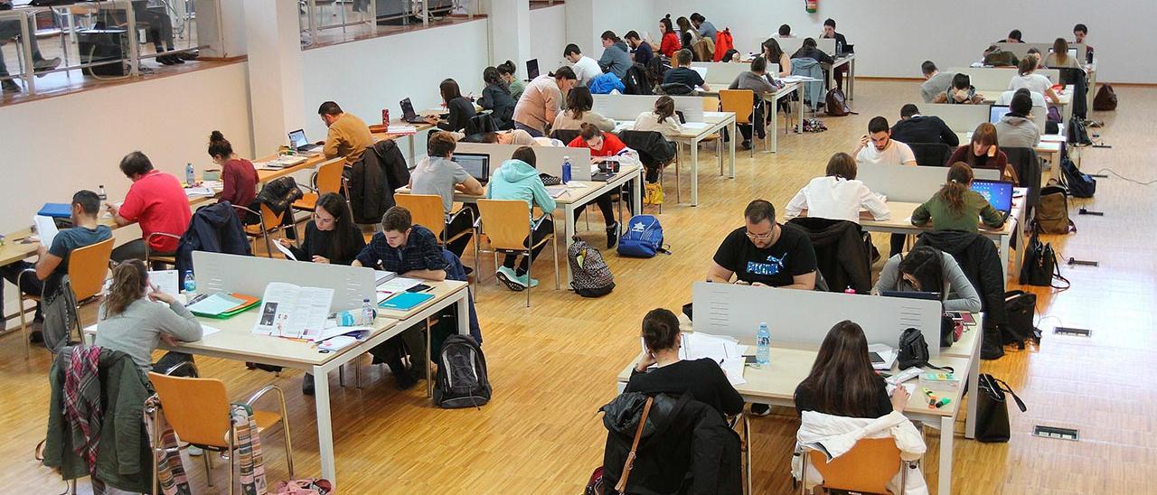 Universitarios de Vigo preparan los exámanes del curso pasado antes del confinamiento