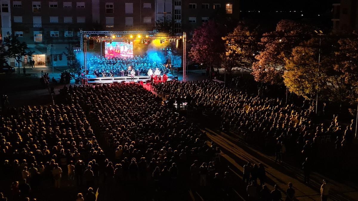 Escenario y público durante el musical Los Miserables en Alemesí