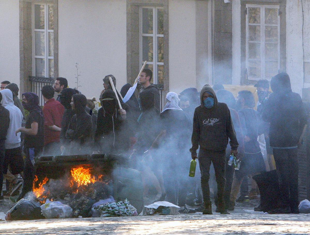 Disturbios en mayo de 2017 tras el desalojo del centro social okupa Escárnio y Maldizer.