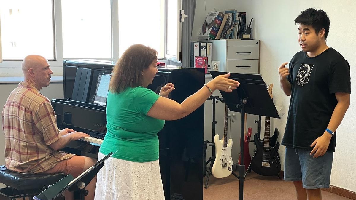 La soprano Judith Pezoa durante una de las lecciones de canto de sus talleres.