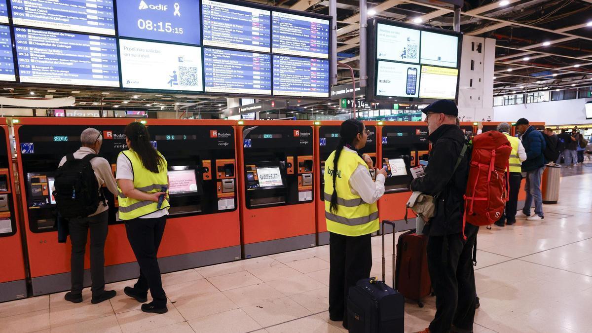 Renfe cifra en un 26,6% el seguimiento de la huelga del Semaf, que paraliza Cercanías Madrid y apenas afecta a Rodalies