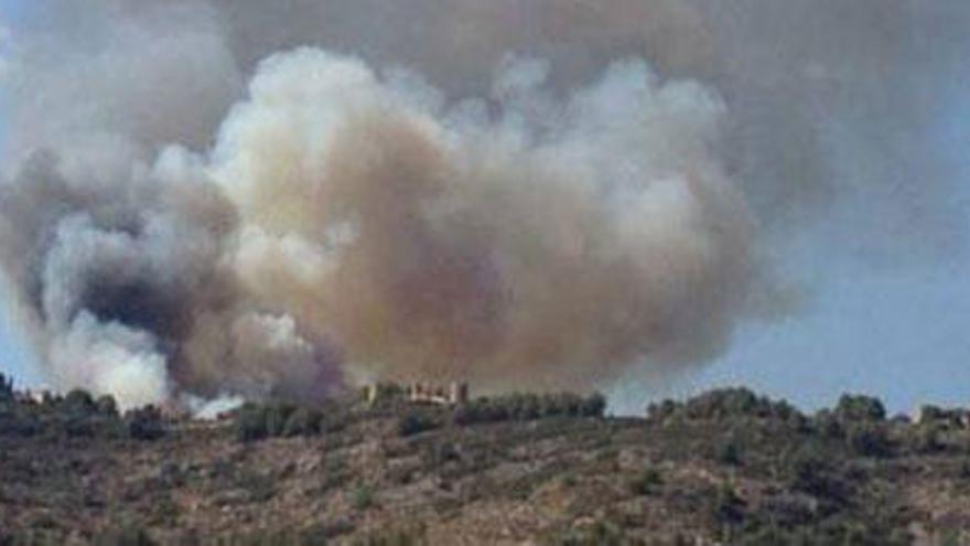 El incendio forestal de Xàbia obliga a cortar la carretera Las Planas con Dénia