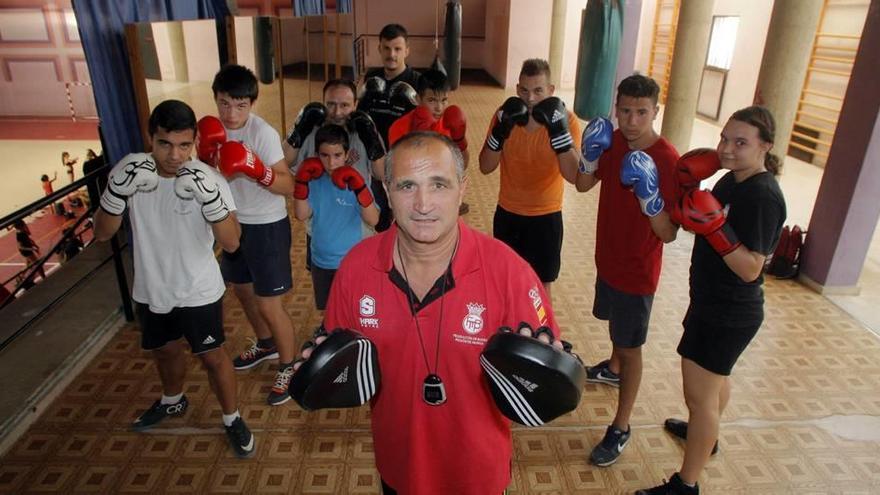 José Rodríguez, entrenador y máximo responsable del Club Boxeo Cartagena, con algunos de sus alumnos.