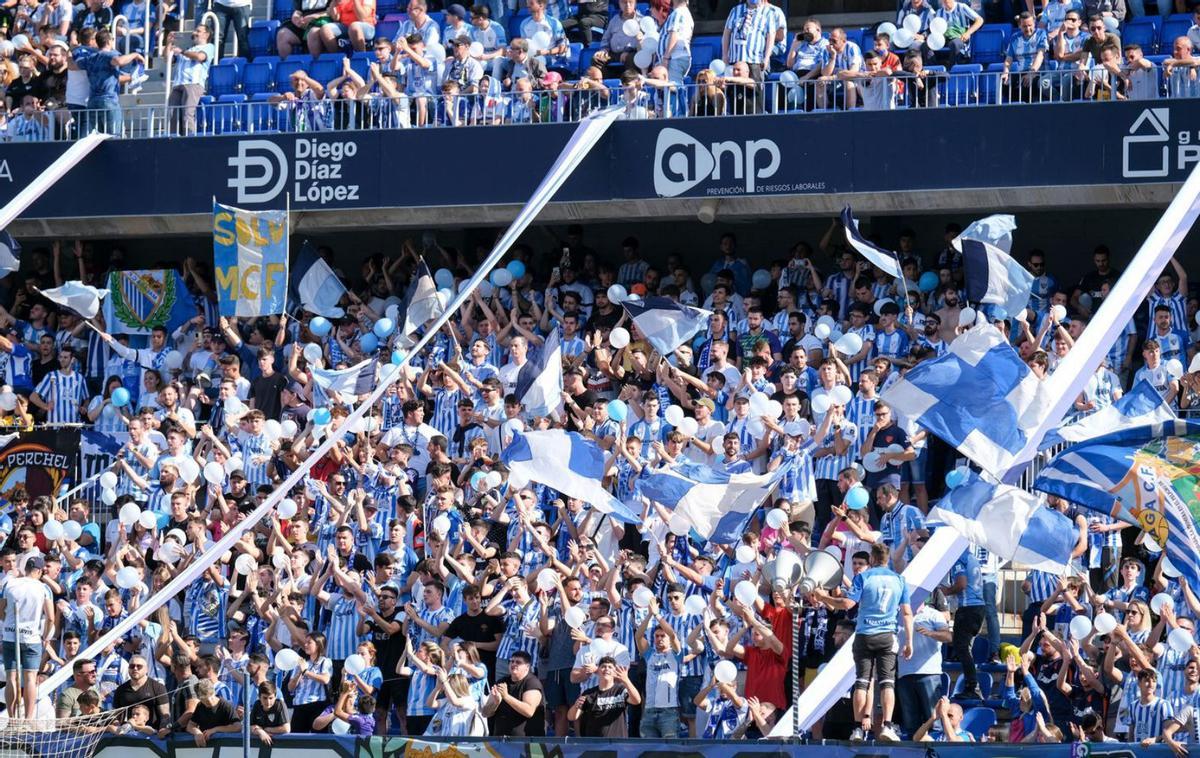 Aficionados blanquiazules durante un encuentro de este pasado curso en La Rosaleda. | GREGORIO MARRERO