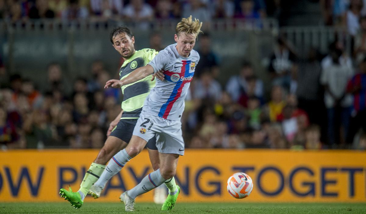 Frenkie De Jong recupera un balón ante el ’deseado’ Bernardo Silva.