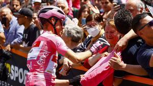 Juanpe López firmando un autógrafo