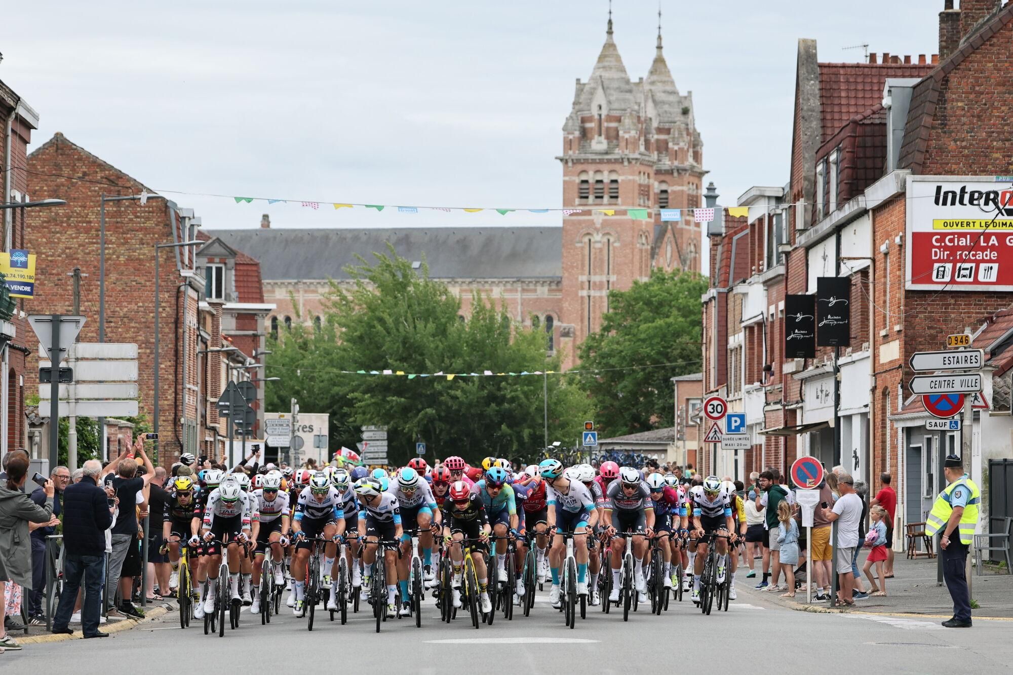 Lille (France), 05/07/2025.- The pack in action during the 1st stage of the Tour de France cycling race over 184.9km in Lille Metropole, France, 05 July 2025. (Ciclismo, Francia) EFE/EPA/CHRISTOPHE PETIT TESSON