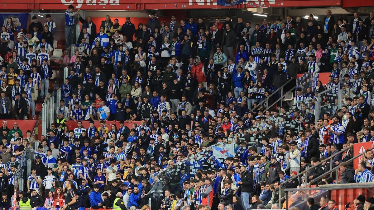 Seguidores del Deportivo ante el Sporting en Gijón en la pasada liga.